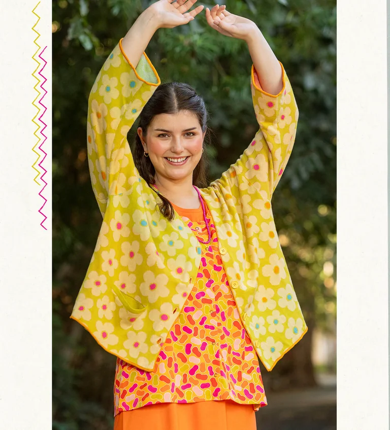 Een vrouw gekleed in een gebloemd vest van Gudrun Sjödén.