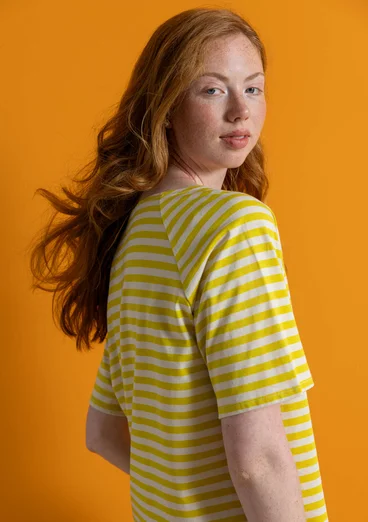 Stribet basic T-shirt i økologisk bomuld - dijon/fjer