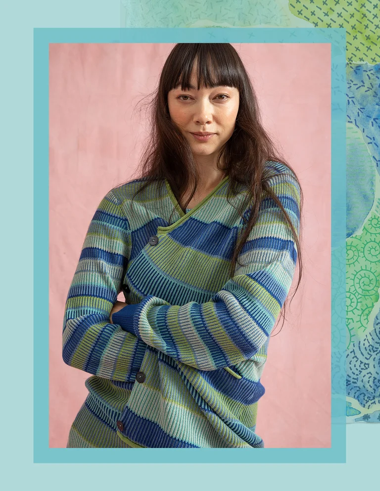 En kvinna klädd i en randig kofta fr