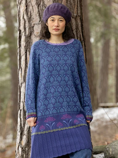 A woman wearing a knit blue dress from Gudrun Sjödén.