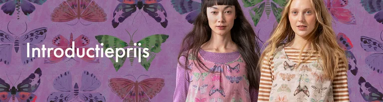 Twee vrouwen in kleding met vlinderprint staan voor een bijpassende paarse achtergrond.