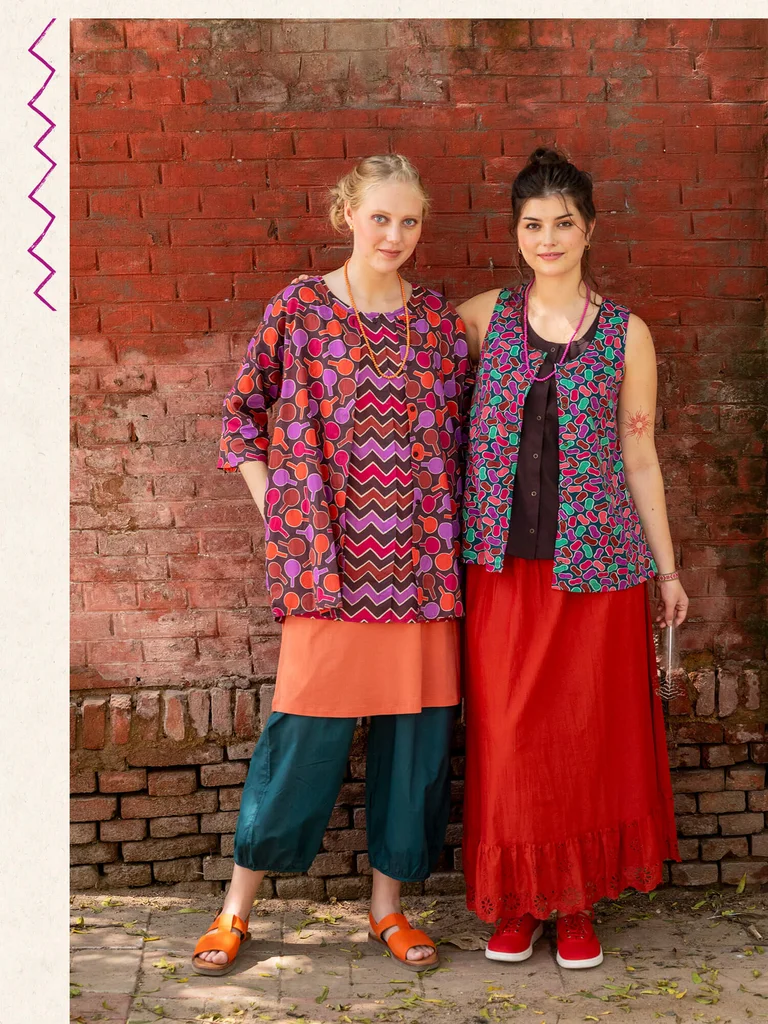 Twee vrouwen gekleed in kleurrijke en gedessineerde kleding van Gudrun Sjödén.