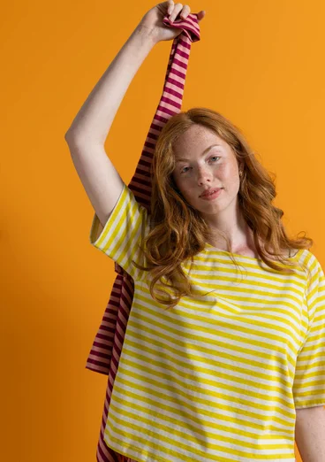 Stribet basic T-shirt i økologisk bomuld - dijon/fjer