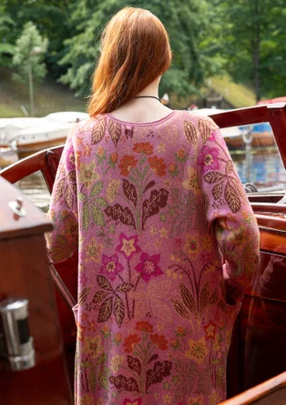 Vue de dos du cardigan à manches longues rouge avec motif floral et boutons. 