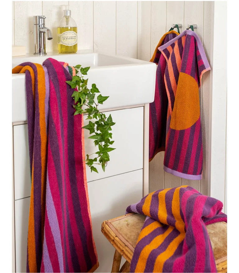A bathroom decorated with colourful bathroom towels.