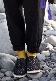 Gepunktete Schuhe aus bedrucktem Nubukleder - schwarz