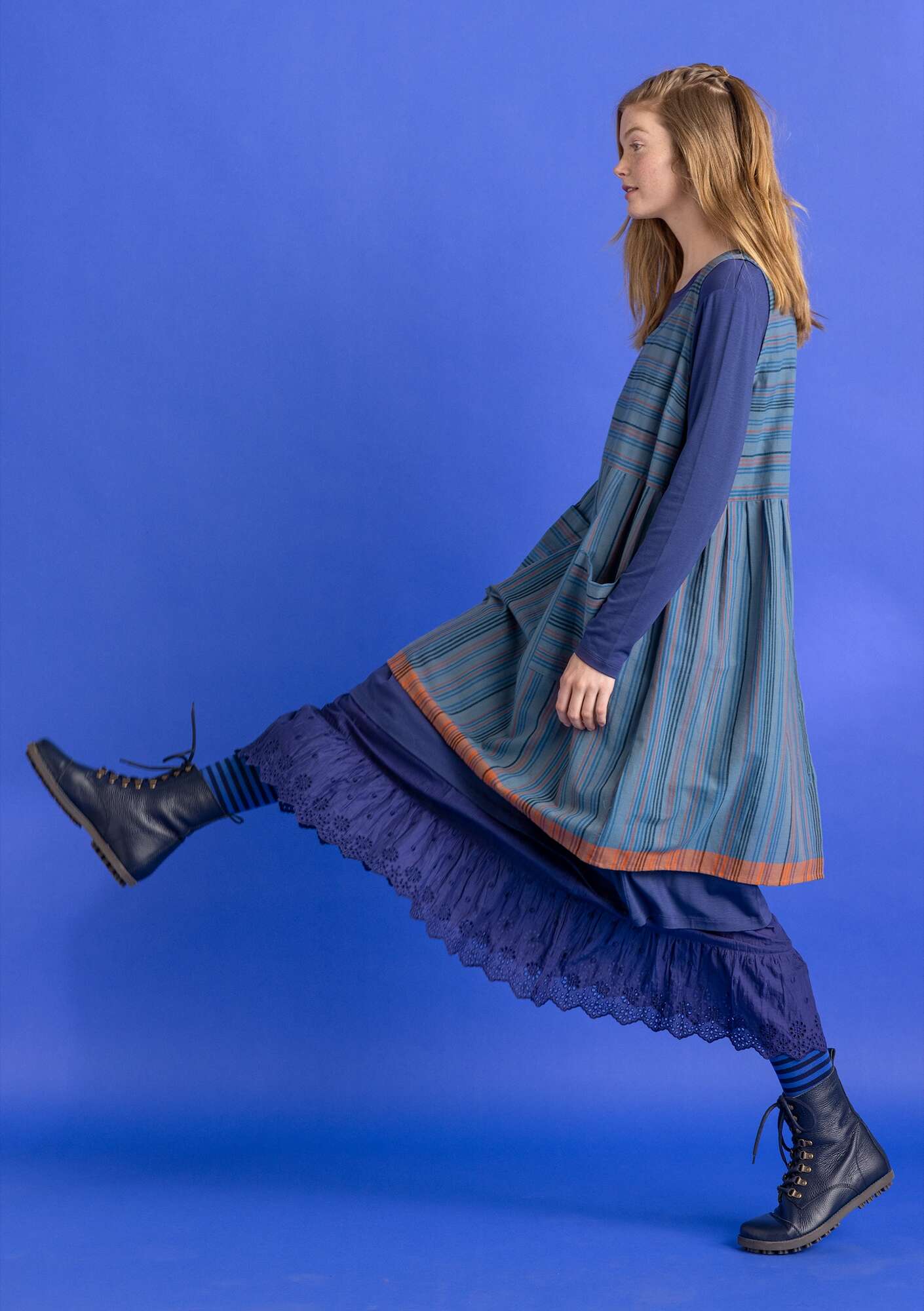 Woven Ava jumper dress in organic cotton gudrunsjoden