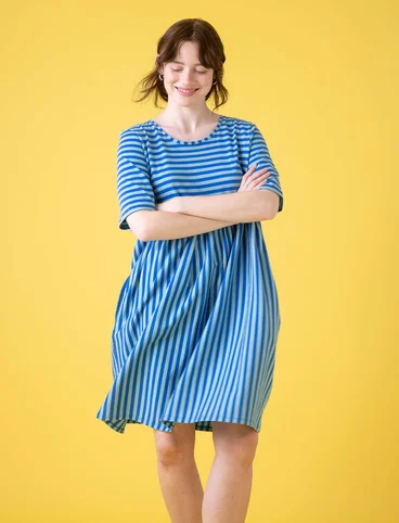 Gestreepte tricot jurk van biologisch katoen - saffierblauw/weidebeek