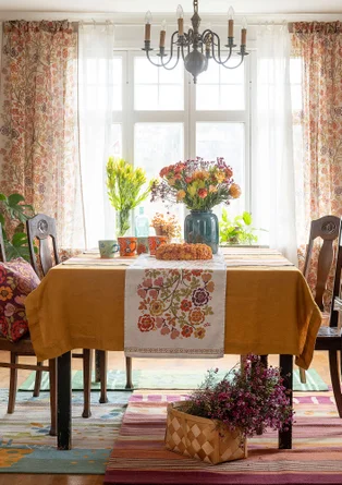 “Wild Rose” table runner in linen/cotton - henna