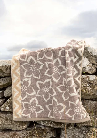 “Stars” towel in organic cotton - limestone