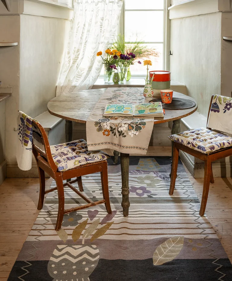 “Wild Rose” table runner in linen/cotton