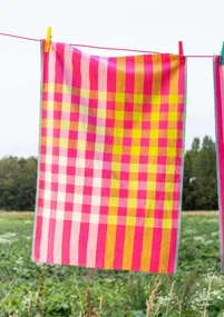 “Trellis” kitchen towel" in organic cotton - dark peony