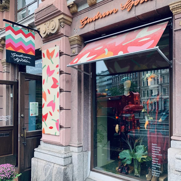Utanför Gudrun Sjödéns butik i Helsingfors.