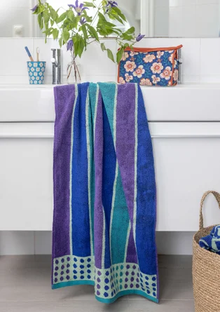 “Flow” bath towel in organic cotton - brilliant blue