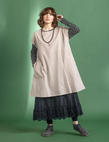 Vevd ermeløs kjole i økologisk bomull - kalkstein