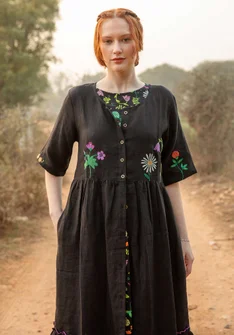 Vävd klänning "Blombukett" i lin - svart