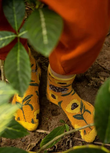 A woman wearing a knitted scarf and beanie from Gudrun Sjödén.