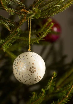 Christmas baubles made of papier-mâché - almond milk