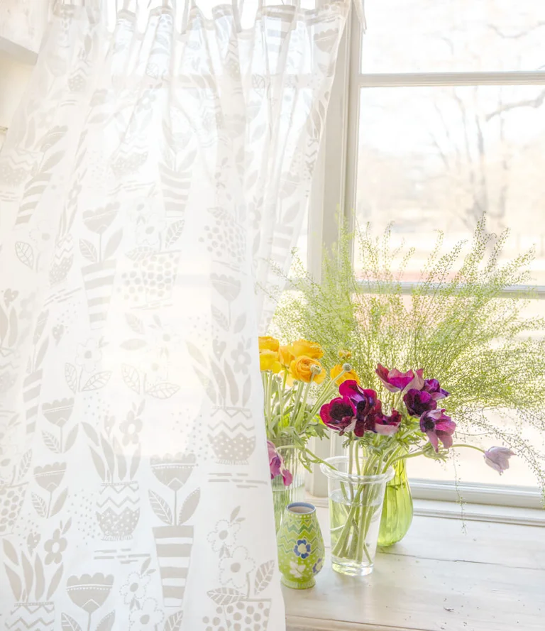 “Flower Pots” short curtain in organic cotton