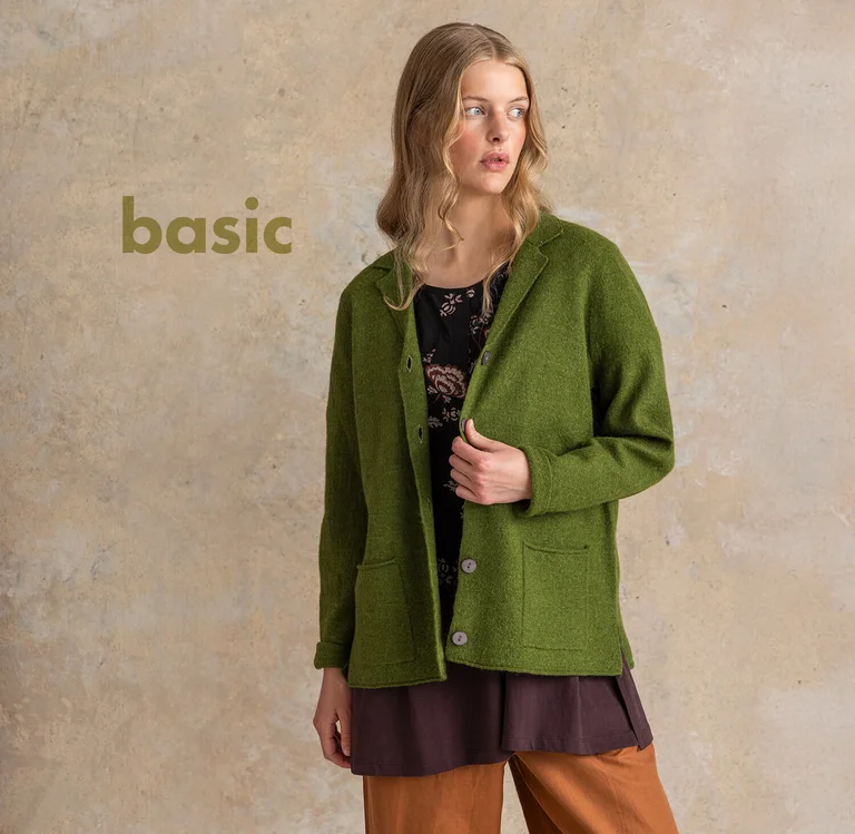 A woman wearing a green knitted cardigan from Gudrun Sjödén.