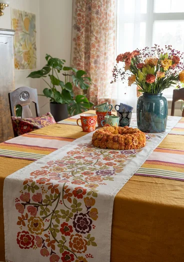 “Wild Rose” table runner in linen/cotton - henna