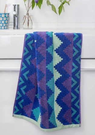 “Peaks” organic cotton towel - brilliant blue