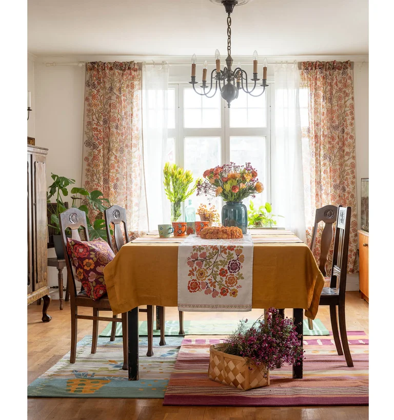 “Wild Rose” table runner in linen/cotton