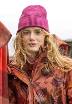 Hat in lambswool/organic and recycled cotton - red cabbage/cerise