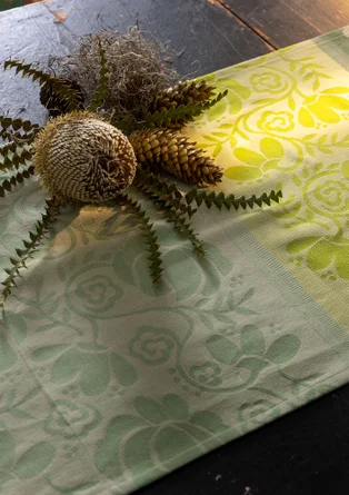 “Vinterros” table runner in organic cotton - putty