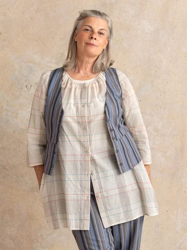 A woman wearing woven clothes from Gudrun Sjödén.