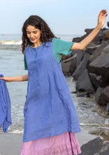 Woven sleeveless dress in linen - blue lotus