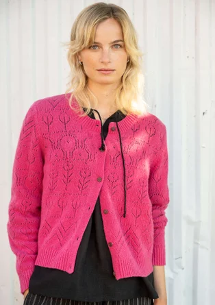 Cardigan à manches longues avec technique de tricotage Pointelle dans la couleur rose foncé. Combiné avec un haut noir. 
