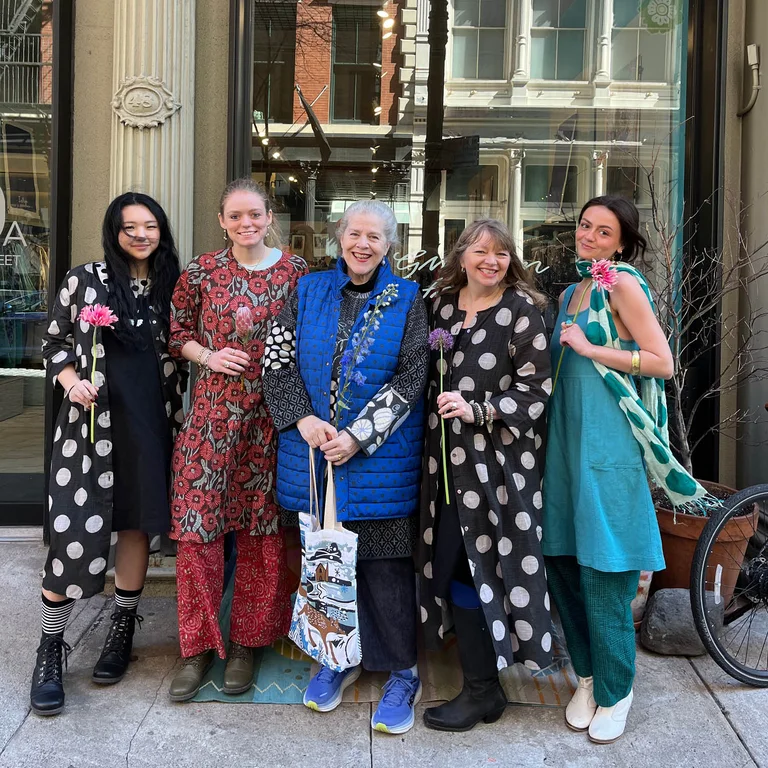 Kvinnor klädda i färgglada kläder från Gudrun Sjödéns butik i Helsingfors.