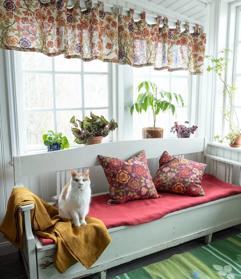 “Wild Rose” curtain valance in linen/cotton