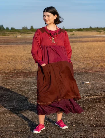 Vevd kjole «Desert» i økologisk bomull - mørk hibiskus