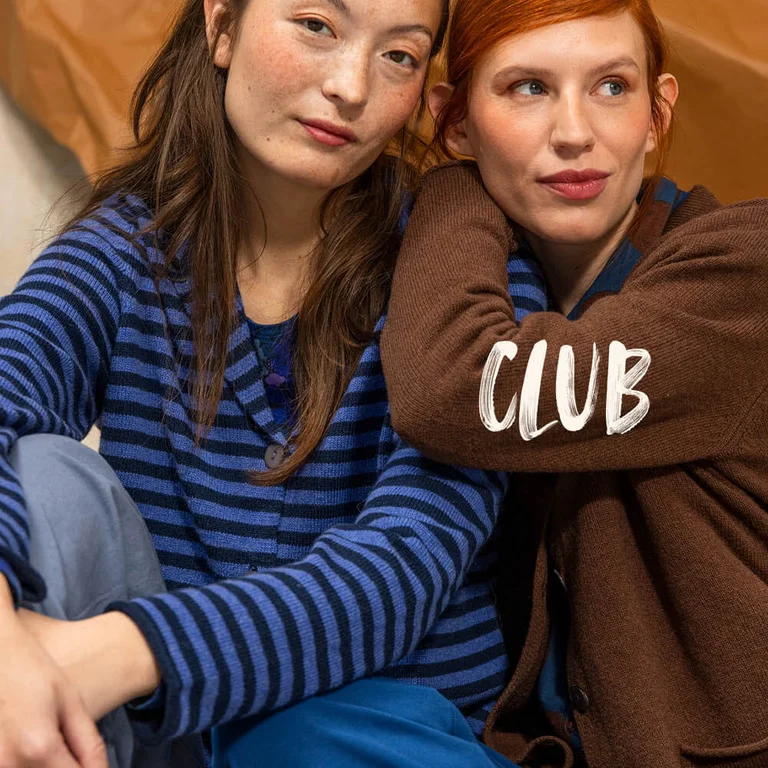Two women close together each wearing a knitted blazer from Gudrun Sjödén.