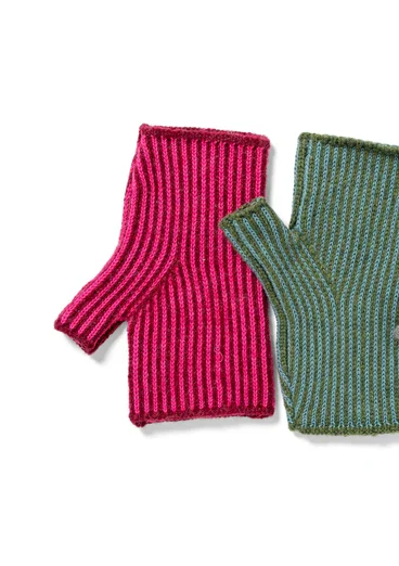 Fingerless gloves in lambswool/organic and recycled cotton - red cabbage/cerise