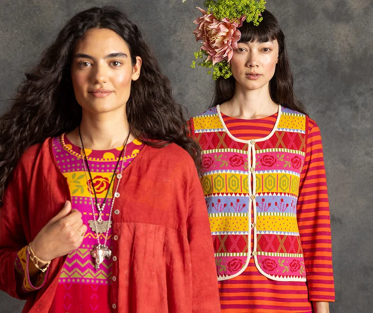 Twee vrouwen gekleed in gedessineerde kleding van Gudrun Sjödén.