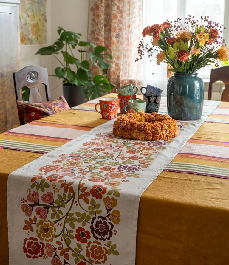 “Wild Rose” table runner in linen/cotton