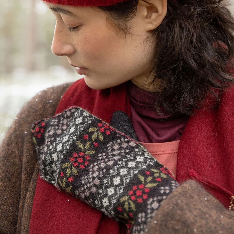 “Canwood” mittens in organic wool - black