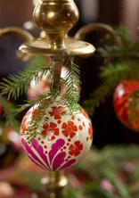 “Gnistra” papier-mâché Christmas bauble - cerise