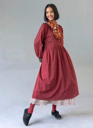 A woman wearing woven clothes from Gudrun Sjödén.