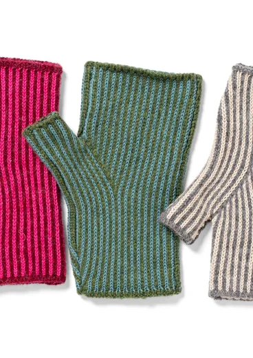 Fingerless gloves in lambswool/organic and recycled cotton - grass green/verona green