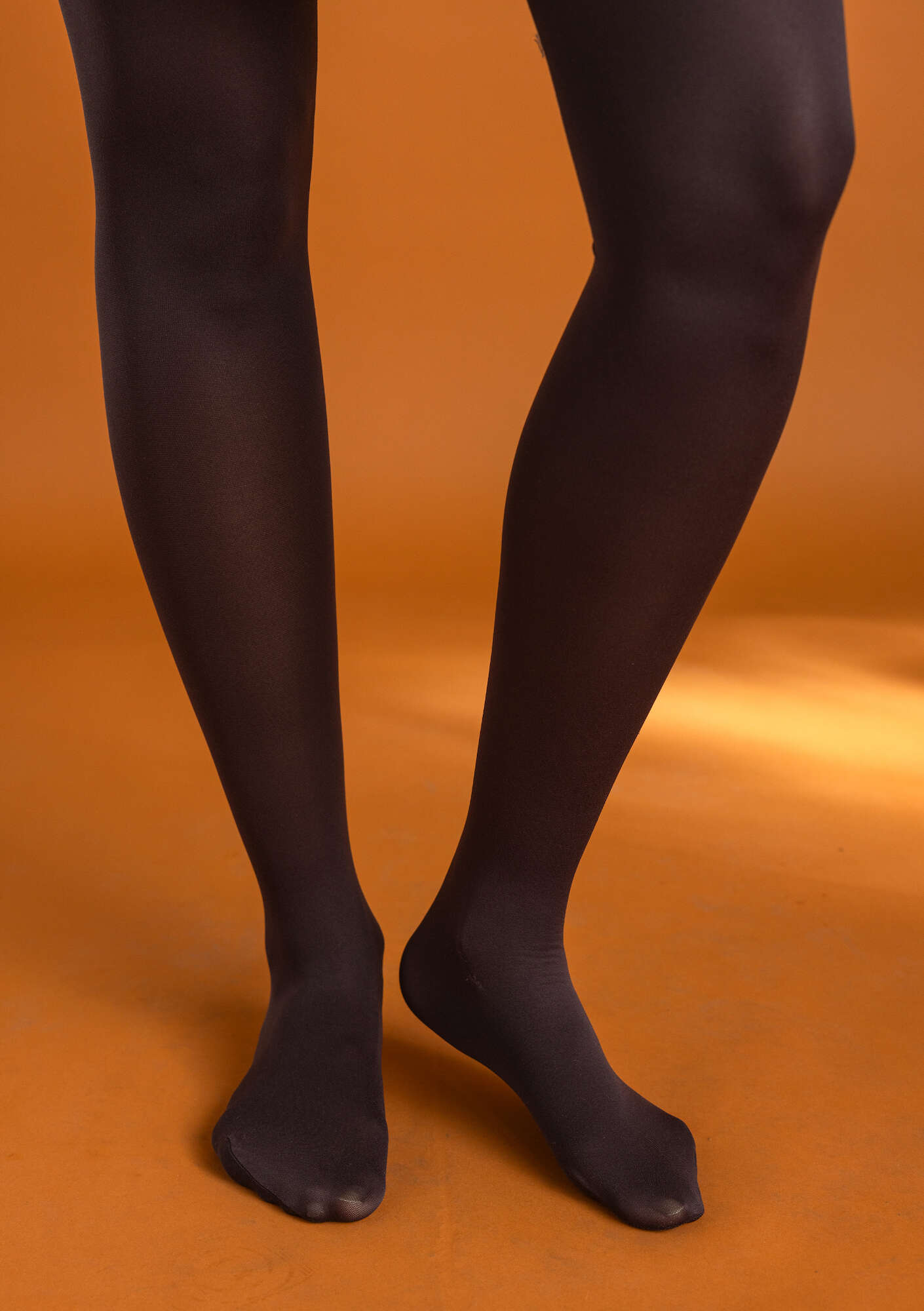 Solid-colour tights made from recycled polyamide gudrunsjoden.com